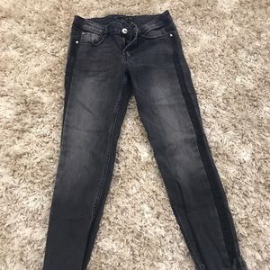 ZARA FRAY ANKLE BLACK JEANS